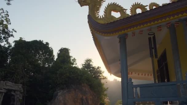 Keleti jelenet. Ho Quoc Pagoda naplementekor, Vietnam — Stock videók