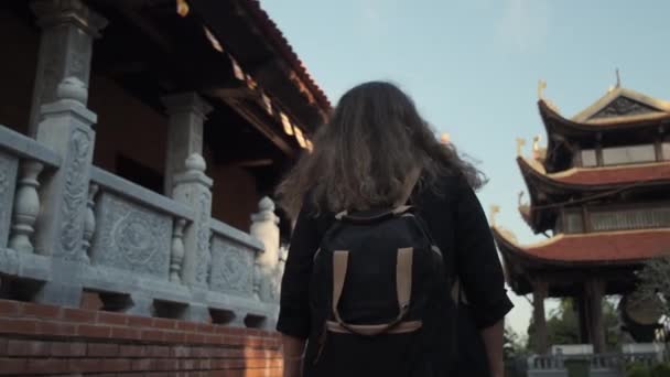 Onbekende dame is genieten van een wandeling langs grondgebied van boeddhistische tempel — Stockvideo