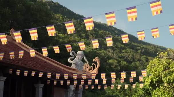 Buddhistische Ho Quoc Pagode mit Gebetsfahnen, Vietnam — Stockvideo