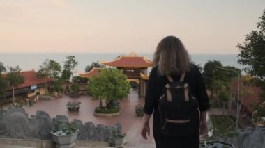 Vietnam 'daki Ho Quoc Pagoda' da kadın ziyaretçi