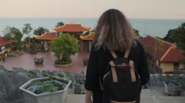 Vietnam 'ı gezmek. Ho Quoc Pagoda 'yı ziyaret eden bir turist