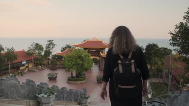 Kvinnlig besökare på Ho Quoc Pagoda i Vietnam — Stockvideo