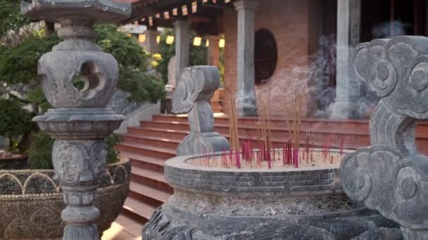 Palitos de incienso en templo Buddhist, Vietnam — Vídeos de Stock