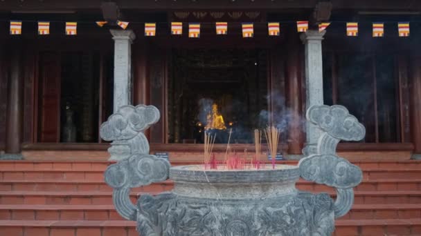 Wierookstokjes branden in altaar van boeddhistische tempel in Ho Quoc Pagoda — Stockvideo