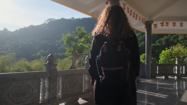 Voyageuse marche dans le monastère Zen Truc Lam Ho Quoc au Vietnam — Video