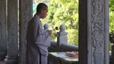 PHU QUOC, VİETNAM - 14 Aralık 2019: Vietnamlı keşiş Truc Lam Ho Quoc Zen Manastırı 'nda ayin yapıyor