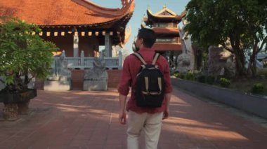 Vietnam 'da seyahat, Budist tapınağında turist.
