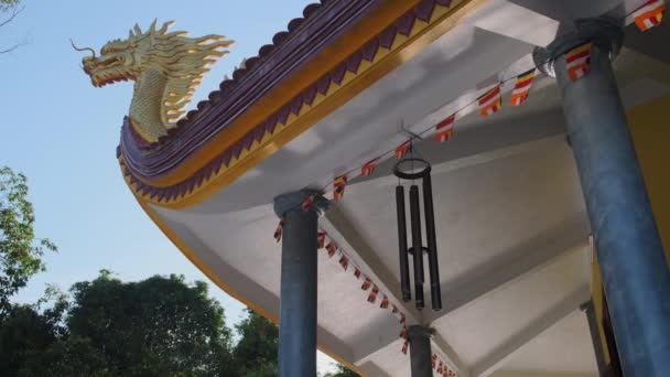 Pagoda Ho Quoc en Vietnam. Vista con campanas de viento y banderas de oración — Vídeos de Stock