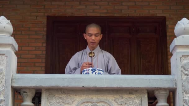 Церемонія молитви в буддистському храмі — стокове відео