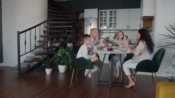 Petit déjeuner familial à la maison le matin — Video