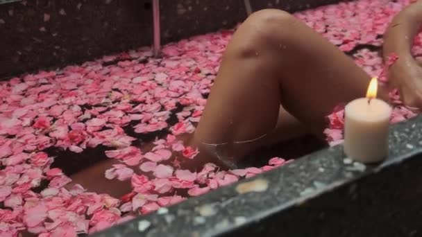 Baño relajante con flores, la mujer se está bañando — Vídeo de stock