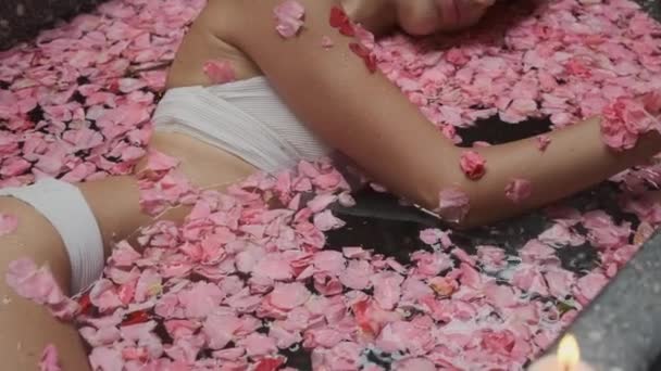 Femme mince prenant un bain de fleurs parfumées — Video