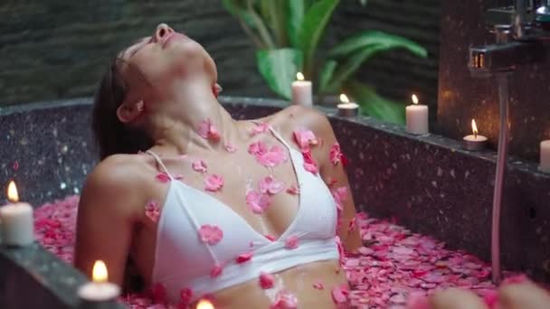 Prendre plaisir au bain de fleurs — Video