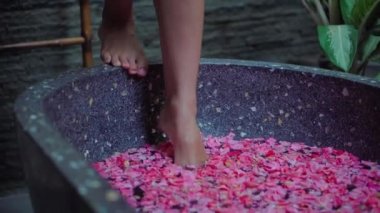 Çiçek banyosu ile güzel kokulu spa tedavisi