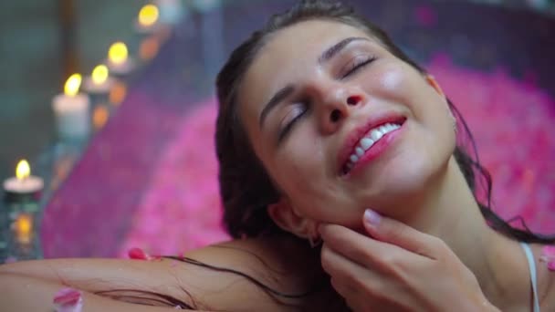Восхищение и удовольствие в спа цветочная ванна — стоковое видео