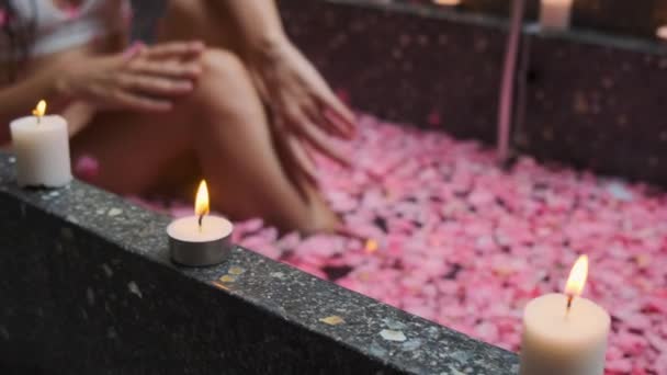 Aromaterapia en el baño del salón de spa, la mujer es relajante — Vídeo de stock