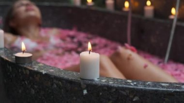 Kaplıca salonunda aromatik banyo, dinlenme ve dinlenme.