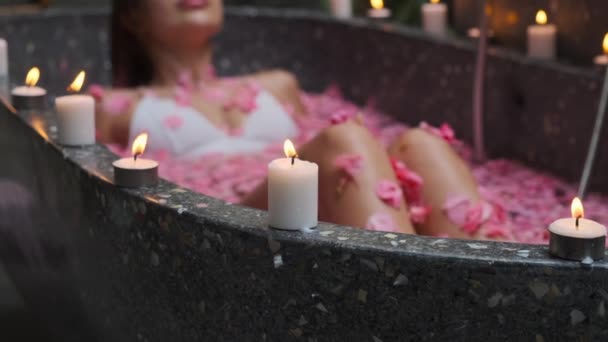Tomar un baño de flores fragante para relajarse en el spa — Vídeos de Stock