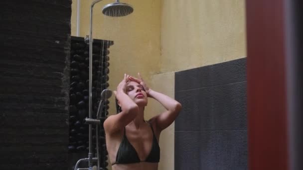 Donna sta prendendo doccia rilassante dopo le procedure spa — Video Stock