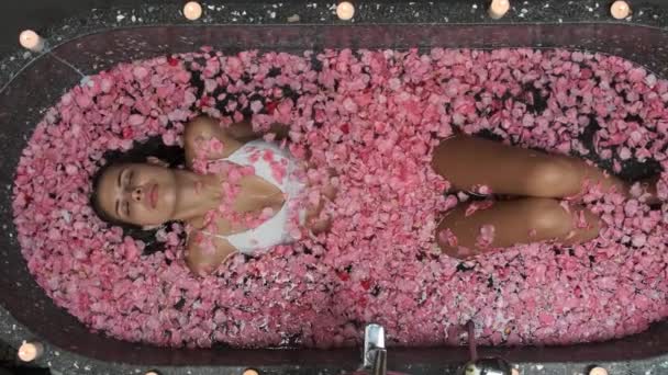 Lázně, sexy žena se těší koupel s okvětními lístky — Stock video