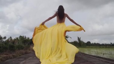 Bilinmeyen kadın pirinç tarlaları boyunca koşuyor.