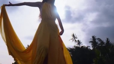 Doğada genç bir kadının özgürlüğü ve mutluluğu.