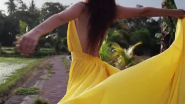 Bali 'de egzotik bir yolculuk. Kadın doğanın tadını çıkarıyor.