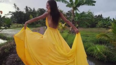 Dışarıdaki uzun elbiseli zarif kadın.