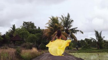 Egzotik tropikal doğa ve uzaklara kaçan güzel kadın.