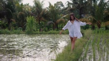 Sabahları çeltik tarlalarında yürüyor, mutlu kadın.