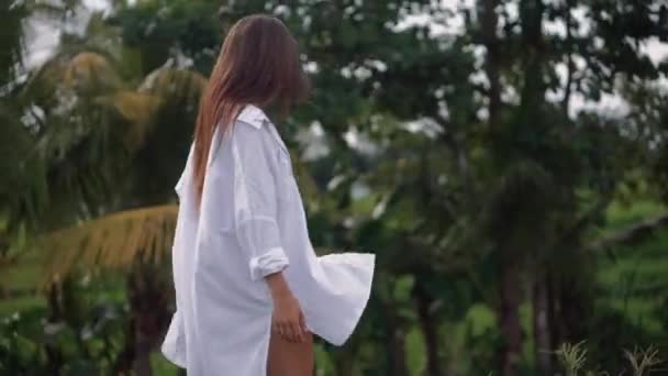 Rilassarsi alla natura esotica di Bali, viaggiatore donna sta godendo — Video Stock