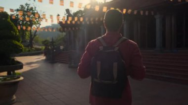 Erkek turist eski Budist tapınağının topraklarında yürüyor.