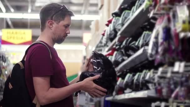年轻人在购物中心买摩托车头盔 — 图库视频影像