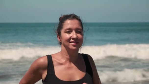 Work out on ocean beach at morning, woman is running in place — Stock Video