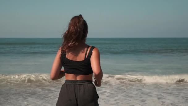 Vonzó női kocogás ellen óceán — Stock videók