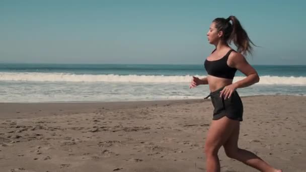 Vonzó nő fut végig homokos tengerpart — Stock videók