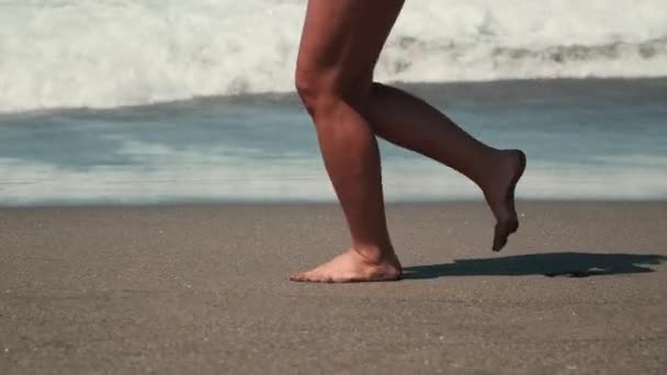 Course de plage. Femme taille plus sur le jogging — Video