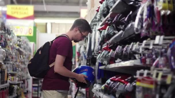 Uomo che sceglie il casco da bici per una guida sicura — Video Stock