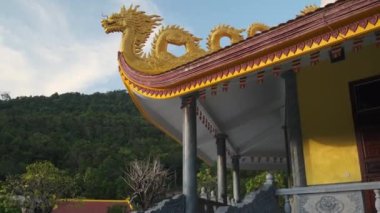 Asya 'daki Budist tapınağı, çatıda altın ejderha süslemesi.