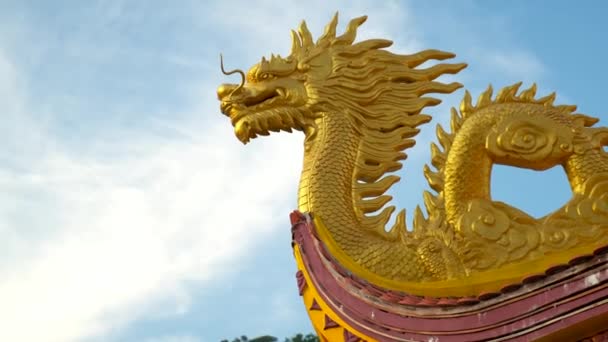 Goldene Drachenstatue auf buddhistischer Pagode — Stockvideo