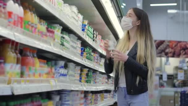 3.女人在超市里买酸奶，戴口罩是为了省钱 — 图库视频影像