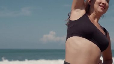 Vücut pozitifliği olan kadın okyanus kıyısında eğitim görüyor.