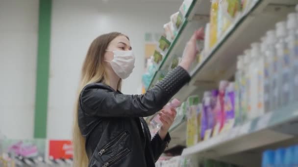 Žena nakupující kosmetické výrobky — Stock video
