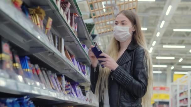 Chocolade minnaar winkelen in de supermarkt — Stockvideo