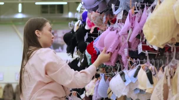 Dívka výběrem spodní prádlo v obchodě — Stock video