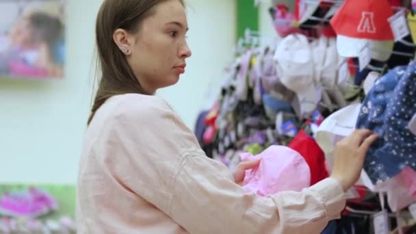 TOLYATTI, Rusland - 10 juni 2020: moeder in kinderkledingwinkel — Stockvideo