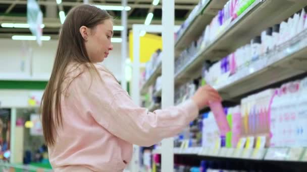 Mulher está cheirando desodorizante no supermercado, compras — Vídeo de Stock