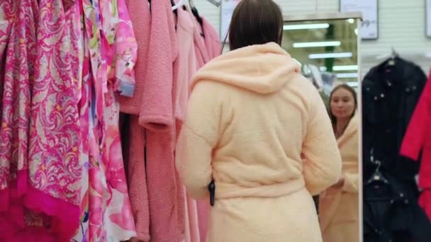 Kadın süpermarketin ticaret alanında bornoz deniyor. — Stok video