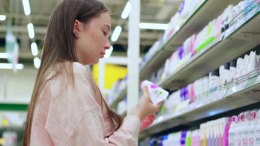 TOLYATTI, RUSSIA - 10 Haziran 2020: Süpermarket parfüm bölümünde tüketici kadın