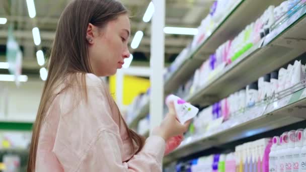 TOLYATTI, RUSIA - 10 de junio de 2020: mujer consumidora en el departamento de perfumería de supermercados — Vídeo de stock